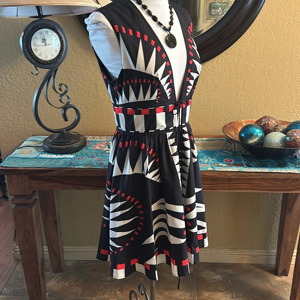 Stylish Black and Red Geometric Dress - Picture 4 of 9